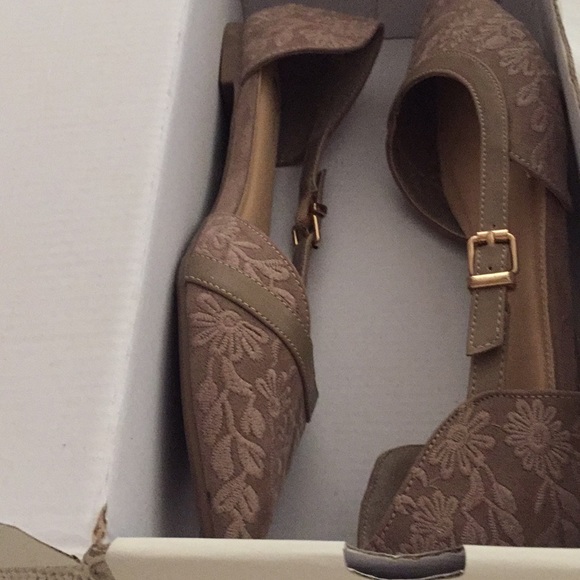 🌺 Embroidered 🌺 Design 🌺 Flats 🌺 - Picture 4 of 5